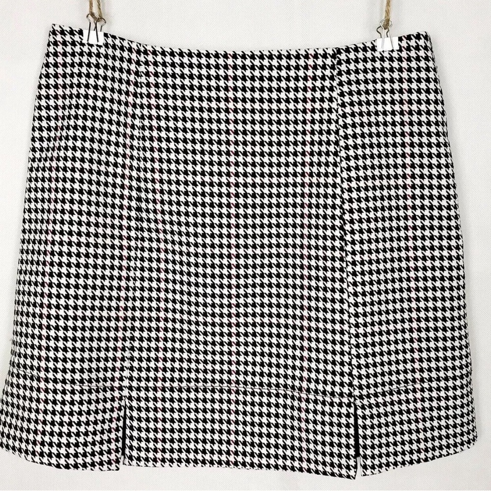 Mini skirt, short plated skirt.